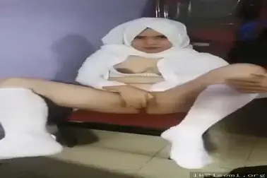 Si Putih Jilbab Colmek Memek Basah di Kamar